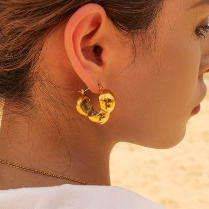 Luxurious Mi Amore gold jewelry, a timeless addition to your collection. Find the finest gold jewelry in Trinidad and Tobago